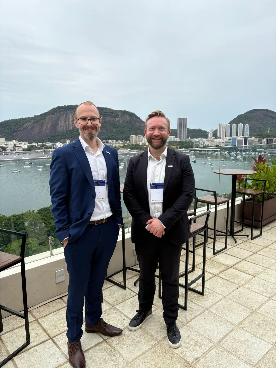 Two attendees overlooking Rio de Janeiro during the Dipai visit.